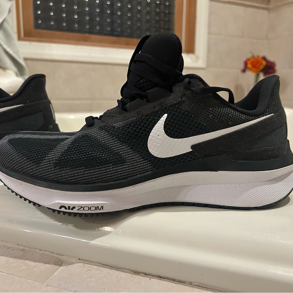 Nike Structure 25 Women’s Road Running Shoes NWOT size 9.5